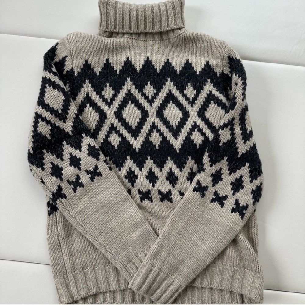 Abercrombie Men's Gray and Black Patterned Sweater